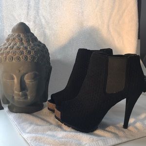NEW Simply Vera Wang black peep toe 4” heel boots